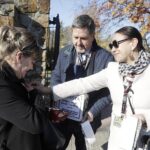 01.11.2021 Kielce. Wszystkich Świętych. Kwesta na cmentarzach. Kwestują przewodniczący rady miasta Jarosław Karyś i radna Marianna Noworycka-Gniatkowska / Jarosław Kubalski / Radio Kielce