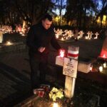 01.11.2021 Kielce. Wszystkich Świętych. Cmentarz Partyzancki. Kieleccy Patrioci zapalają znicze na mogiłach / Jarosław Kubalski / Radio Kielce