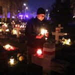 01.11.2021 Kielce. Wszystkich Świętych. Cmentarz Partyzancki. Kieleccy Patrioci zapalają znicze na mogiłach / Jarosław Kubalski / Radio Kielce