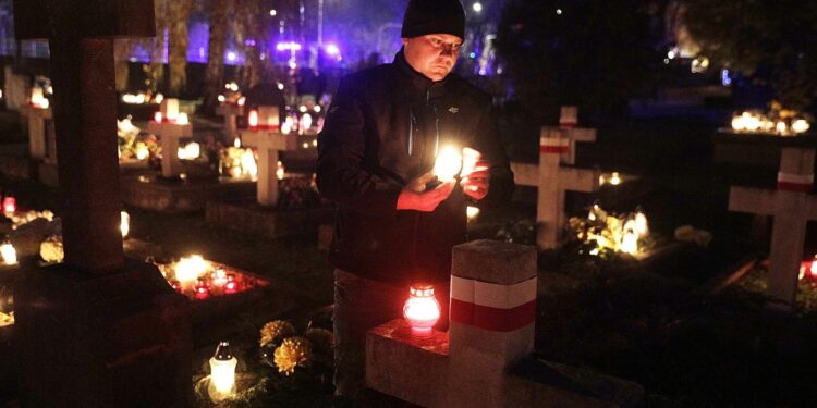 01.11.2021 Kielce. Wszystkich Świętych. Cmentarz Partyzancki. Kieleccy Patrioci zapalają znicze na mogiłach / Jarosław Kubalski / Radio Kielce