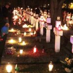 01.11.2021 Kielce. Wszystkich Świętych. Cmentarz Partyzancki. Kieleccy Patrioci zapalają znicze na mogiłach / Jarosław Kubalski / Radio Kielce