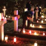 01.11.2021 Kielce. Wszystkich Świętych. Cmentarz Partyzancki. Kieleccy Patrioci zapalają znicze na mogiłach / Jarosław Kubalski / Radio Kielce