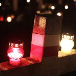 01.11.2021 Kielce. Wszystkich Świętych. Cmentarz Partyzancki. Kieleccy Patrioci zapalają znicze na mogiłach / Jarosław Kubalski / Radio Kielce