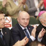 11.11.2021 Kielce.WDK.  Gala na 85 - lecie Wojewódzkiego Domu Kultury. Na zdjęciu od lewej: zastępca prezydenta Kielc Marcin Chłodnicki, wicewojewoda Rafał Nowak i biskup Marian Florczyk / Jarosław Kubalski / Radio Kielce