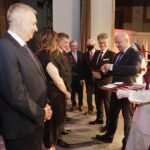 11.11.2021 Kielce.WDK.  Gala na 85 - lecie Wojewódzkiego Domu Kultury. Medale za długoletnia pracę dla pracowników WDK wręczają: dyrektor WDK Jacek Sabat, marszałek Andrzej Bętkowski, senator Krzysztof Słoń i wicewojewoda Rafał Nowak / Jarosław Kubalski / Radio Kielce