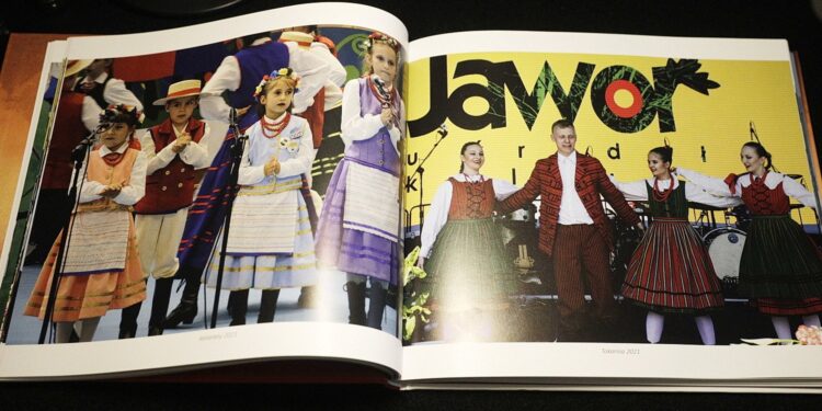 12.11.2021. Kielce. Album „Jawor - u źródeł kultury” / Jarosław Kubalski / Radio Kielce