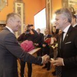 15.11.2021 Kielce. WDK. Rozdanie statuetek i wyróżnień w konkursie "Świętokrzyscy Burzyciele Barier". Na zdjęciu od lewej: dyrektor Izby Administracji Skarbowej w Kielcach Sławomir Podkówka i senator Krzysztof Słoń / Jarosław Kubalski / Radio Kielce