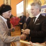 15.11.2021 Kielce. WDK. Rozdanie statuetek i wyróżnień w konkursie "Świętokrzyscy Burzyciele Barier". Na zdjęciu od lewej: choreograf Zespołu Inscenizacji Tanecznej „Uśmiech” Grażyna Alicja-Piłat i senator Krzysztof Słoń / Jarosław Kubalski / Radio Kielce