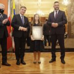 19.11.2021 Kielce. WDK. Nagrody Talenty Świętokrzyskie 2021 dla uzdolnionej młodzieży. Na zdjęciu od lewej: marszałek Andrzej Bętkowski, przewodniczący sejmiku Andrzej Pruś, Gabriela Chrząszcz i członek zarządu województwa Tomasz Jamka / Jarosław Kubalski / Radio Kielce