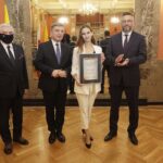 19.11.2021 Kielce. WDK. Nagrody Talenty Świętokrzyskie 2021 dla uzdolnionej młodzieży. Na zdjęciu od lewej: marszałek Andrzej Bętkowski, przewodniczący sejmiku Andrzej Pruś, Natalia Głuc i członek zarządu województwa Tomasz Jamka / Jarosław Kubalski / Radio Kielce