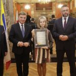 19.11.2021 Kielce. WDK. Nagrody Talenty Świętokrzyskie 2021 dla uzdolnionej młodzieży. Na zdjęciu od lewej: marszałek Andrzej Bętkowski, przewodniczący sejmiku Andrzej Pruś, Bartosz Marika Kowalska i członek zarządu województwa Tomasz Jamka / Jarosław Kubalski / Radio Kielce