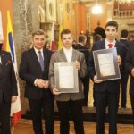 19.11.2021 Kielce. WDK. Nagrody Talenty Świętokrzyskie 2021 dla uzdolnionej młodzieży. Na zdjęciu od lewej: marszałek Andrzej Bętkowski, przewodniczący sejmiku Andrzej Pruś, Mikołaj Lech, Patryk Łodkowski i członek zarządu województwa Tomasz Jamka / Jarosław Kubalski / Radio Kielce