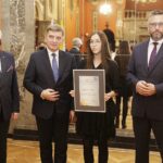 19.11.2021 Kielce. WDK. Nagrody Talenty Świętokrzyskie 2021 dla uzdolnionej młodzieży. Na zdjęciu od lewej: marszałek Andrzej Bętkowski, przewodniczący sejmiku Andrzej Pruś, Oliwia Paliwoda i członek zarządu województwa Tomasz Jamka / Jarosław Kubalski / Radio Kielce