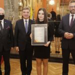 19.11.2021 Kielce. WDK. Nagrody Talenty Świętokrzyskie 2021 dla uzdolnionej młodzieży. Na zdjęciu od lewej: marszałek Andrzej Bętkowski, przewodniczący sejmiku Andrzej Pruś, Olga Szaruga i członek zarządu województwa Tomasz Jamka / Jarosław Kubalski / Radio Kielce