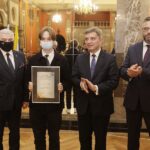 19.11.2021 Kielce. WDK. Nagrody Talenty Świętokrzyskie 2021 dla uzdolnionej młodzieży. Na zdjęciu od lewej: marszałek Andrzej Bętkowski, Jacek Waszka, przewodniczący sejmiku Andrzej Pruś i członek zarządu województwa Tomasz Jamka / Jarosław Kubalski / Radio Kielce