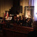 20.11.2021 Kielce. Kościół Św. Krzyża. Koncert patriotyczny w wykonaniu zespołu Sonanto / Jarosław Kubalski / Radio Kielce