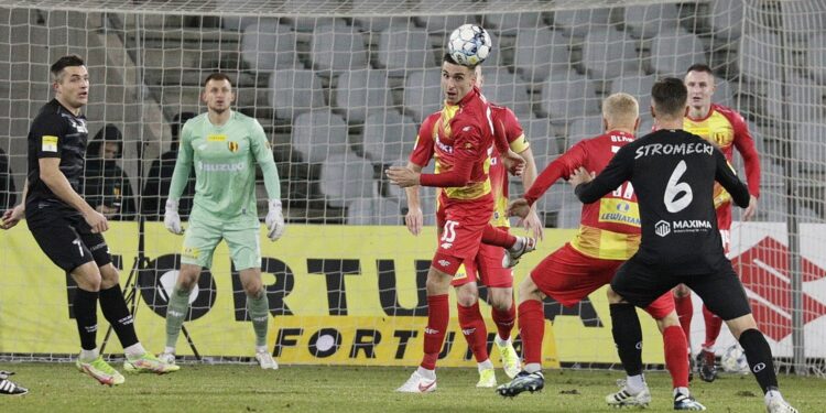 20.11.2021 Kielce.18. kolejka Fortuna 1 Ligi. Mecz Skra Częstochowa - Korona Kielce / Jarosław Kubalski / Radio Kielce