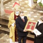 21.11.2021. Kielce. Katedra. Wręczenie medali „Pro Christo Rege Et Ecclesia”. Na zdjęciu (od lewej): biskup Jan Piotrowski, Ewa i Karol Warchołowie - odznaczeni / Jarosław Kubalski / Radio Kielce