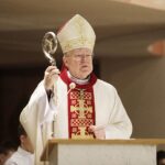 21.11.2021 Kielce. Poświęcenie sztandaru Katolickiej Szkoły Podstawowej im. Maryi z Nazaretu w kościele św. Józefa Robotnika. Biskup Andrzej Kaleta / Jarosław Kubalski / Radio Kielce