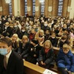 21.11.2021 Kielce. Poświęcenie sztandaru Katolickiej Szkoły Podstawowej im. Maryi z Nazaretu w kościele św. Józefa Robotnika / Jarosław Kubalski / Radio Kielce