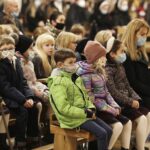 21.11.2021 Kielce. Poświęcenie sztandaru Katolickiej Szkoły Podstawowej im. Maryi z Nazaretu w kościele św. Józefa Robotnika / Jarosław Kubalski / Radio Kielce