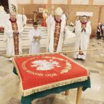 21.11.2021 Kielce. Poświęcenie sztandaru Katolickiej Szkoły Podstawowej im. Maryi z Nazaretu w kościele św. Józefa Robotnika. Poświęcenia dokonał biskup Andrzej Kaleta / Jarosław Kubalski / Radio Kielce