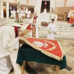 21.11.2021 Kielce. Poświęcenie sztandaru Katolickiej Szkoły Podstawowej im. Maryi z Nazaretu w kościele św. Józefa Robotnika. Poświęcenia dokonał biskup Andrzej Kaleta / Jarosław Kubalski / Radio Kielce