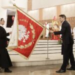 21.11.2021 Kielce. Poświęcenie sztandaru Katolickiej Szkoły Podstawowej im. Maryi z Nazaretu w kościele św. Józefa Robotnika. Dyrektor szkoły Urszula Ściurka odbiera sztandar z rąk komitetu rodzicielskiego / Jarosław Kubalski / Radio Kielce