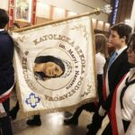 21.11.2021 Kielce. Poświęcenie sztandaru Katolickiej Szkoły Podstawowej im. Maryi z Nazaretu w kościele św. Józefa Robotnika / Jarosław Kubalski / Radio Kielce