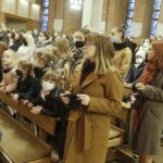 21.11.2021 Kielce. Poświęcenie sztandaru Katolickiej Szkoły Podstawowej im. Maryi z Nazaretu w kościele św. Józefa Robotnika / Jarosław Kubalski / Radio Kielce