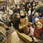 21.11.2021 Kielce. Poświęcenie sztandaru Katolickiej Szkoły Podstawowej im. Maryi z Nazaretu w kościele św. Józefa Robotnika / Jarosław Kubalski / Radio Kielce