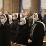 21.11.2021 Kielce. Poświęcenie sztandaru Katolickiej Szkoły Podstawowej im. Maryi z Nazaretu w kościele św. Józefa Robotnika / Jarosław Kubalski / Radio Kielce