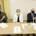 22.11.2021 Kielce . Przedszkole nr 18. Finał konkursu recytatorskiego - "Przedszkolak Mały Patriota". Na zdjęciu od lewej: prezes Stowarzyszenia Rekonstrukcji Historycznych „Jodła” Dionizy Krawczyński, dyrektor przedszkola Agnieszka Żelazna i wicewojewoda Rafał Nowak / Jarosław Kubalski / Radio Kielce