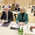 22.11.2021. Kielce. Sejmik Województwa Świętokrzyskiego. Na zdjęciu (od lewej): Andrzej Bętkowski - marszałek województwa świętokrzyskiego, Renata Janik - Renata Janik - wicemarszałek województwa świętokrzyskiego / Jarosław Kubalski / Radio Kielce