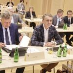 22.11.2021. Kielce. Sejmik Województwa Świętokrzyskiego. Na zdjęciu (od lewej): Józef Bryk, Jan Maćkowiak - radni sejmiku / Jarosław Kubalski / Radio Kielce