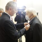 23.11.2021 Kielce. ŚUW. Odznaczenia państwowe dla zasłużonych. Na zdjęciu od lewej: wojewoda Zbigniew Koniusz i Antoni Fatyga / Jarosław Kubalski / Radio Kielce