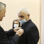 23.11.2021 Kielce. ŚUW. Odznaczenia państwowe dla zasłużonych. Na zdjęciu od lewej: wojewoda Zbigniew Koniusz i Witold Borowiec / Jarosław Kubalski / Radio Kielce