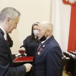 23.11.2021 Kielce. ŚUW. Odznaczenia państwowe dla zasłużonych. Na zdjęciu od lewej: wojewoda Zbigniew Koniusz i Jerzy Jarmołowicz / Jarosław Kubalski / Radio Kielce