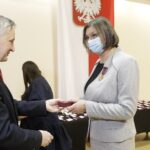 23.11.2021 Kielce. ŚUW. Odznaczenia państwowe dla zasłużonych. Na zdjęciu od lewej: wojewoda Zbigniew Koniusz i Marzena Pyk / Jarosław Kubalski / Radio Kielce