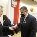 23.11.2021 Kielce. ŚUW. Odznaczenia państwowe dla zasłużonych. Na zdjęciu od lewej: wojewoda Zbigniew Koniusz i Tadeusz Barnecki / Jarosław Kubalski / Radio Kielce