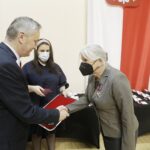 23.11.2021 Kielce. ŚUW. Odznaczenia państwowe dla zasłużonych. Na zdjęciu od lewej: wojewoda Zbigniew Koniusz i Małgorzata Kiedrowska / Jarosław Kubalski / Radio Kielce