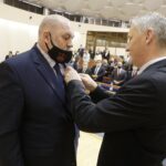 23.11.2021 Kielce. ŚUW. Odznaczenia państwowe dla zasłużonych. Na zdjęciu od lewej: wojewoda Zbigniew Koniusz i Janusz Nowakowski / Jarosław Kubalski / Radio Kielce