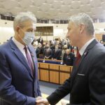 23.11.2021 Kielce. ŚUW. Odznaczenia państwowe dla zasłużonych. Na zdjęciu od lewej: wojewoda Zbigniew Koniusz i Tadeusz Kozior / Jarosław Kubalski / Radio Kielce