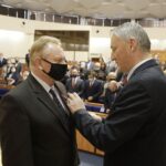 23.11.2021 Kielce. ŚUW. Odznaczenia państwowe dla zasłużonych. Na zdjęciu od lewej: wojewoda Zbigniew Koniusz i Wiesław Koza / Jarosław Kubalski / Radio Kielce