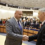 23.11.2021 Kielce. ŚUW. Odznaczenia państwowe dla zasłużonych. Na zdjęciu od lewej: wojewoda Zbigniew Koniusz i Tomasz Januszewski / Jarosław Kubalski / Radio Kielce