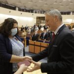 23.11.2021 Kielce. ŚUW. Odznaczenia państwowe dla zasłużonych. Na zdjęciu od lewej: wojewoda Zbigniew Koniusz i Marcelina Wójcik / Jarosław Kubalski / Radio Kielce