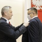 23.11.2021 Kielce. ŚUW. Odznaczenia państwowe dla zasłużonych. Na zdjęciu od lewej: wojewoda Zbigniew Koniusz i Sławomir Ciuk / Jarosław Kubalski / Radio Kielce