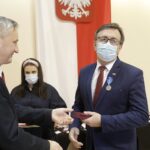 23.11.2021 Kielce. ŚUW. Odznaczenia państwowe dla zasłużonych. Na zdjęciu od lewej: wojewoda Zbigniew Koniusz i Dariusz Czechowski / Jarosław Kubalski / Radio Kielce