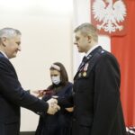 23.11.2021 Kielce. ŚUW. Odznaczenia państwowe dla zasłużonych. Na zdjęciu od lewej: wojewoda Zbigniew Koniusz i Rafał Lipka / Jarosław Kubalski / Radio Kielce