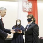 23.11.2021 Kielce. ŚUW. Odznaczenia państwowe dla zasłużonych. Na zdjęciu od lewej: wojewoda Zbigniew Koniusz i Małgorzata Strzelec / Jarosław Kubalski / Radio Kielce